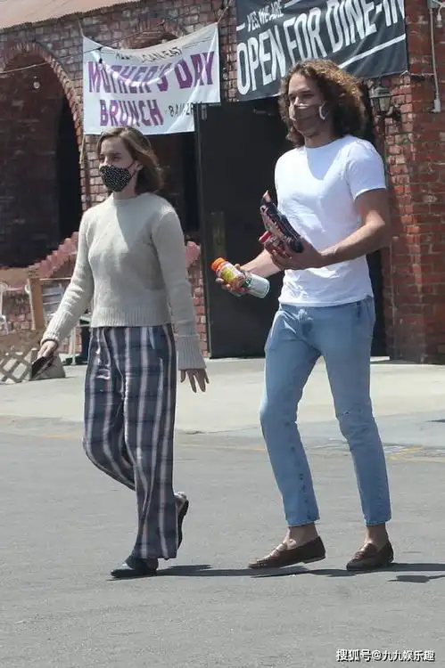 31岁艾玛和男友越长越像,无名指戴钻戒秀恩爱,网友美女与野兽
