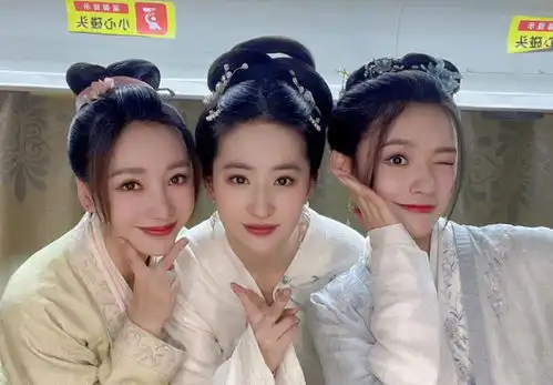 刘亦菲林允柳岩三人杀青照曝光,动作亲昵搞怪,完全看不出年龄感