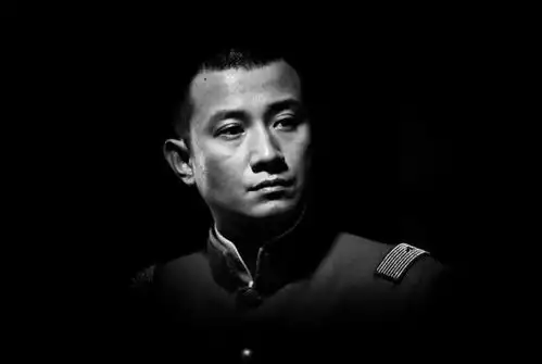 36岁文章独自现身机场,驼背严重情绪低落,全程沉默避镜头显心酸
