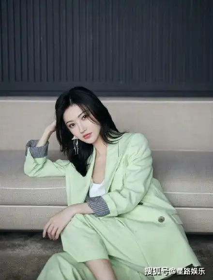 电视剧司藤火热上映,景甜人气爆红,并晒春日畅享季美图