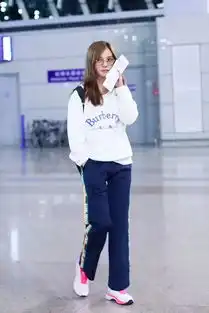 赵薇瘦了完全逆龄生长,穿粉色卫衣不扮嫩,是真的美回少女时代