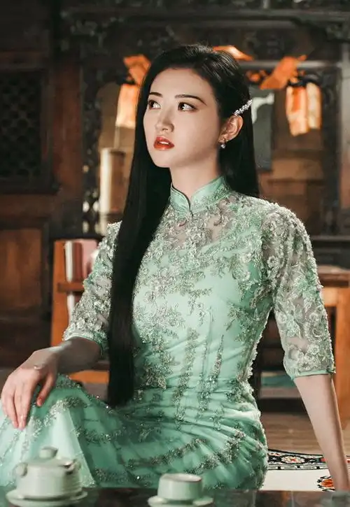 司藤景甜身材是真不错穿皮衣搭黑裤细腿吸睛,不穿旗袍也美