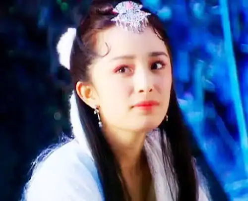 古装美人一袭白衣,本以为杨幂赵丽颖够惊艳了,看到阿娇惊为天人