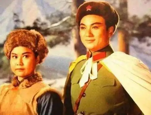 回顾吃里爬外,永不回国她带领30名演员选择留美,年过花甲归来
