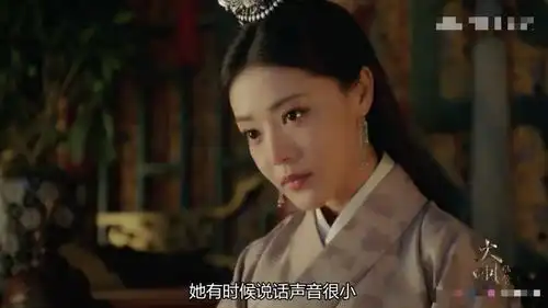 邓家佳靠大明风华翻身了眼神很犀利,没半点小姨妈影子