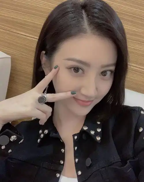 景甜懒理分手传闻录制节目心情大好,和小7岁小花同框也轻松碾压
