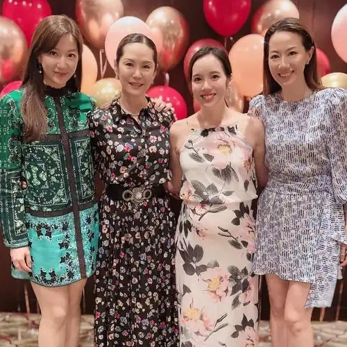 甄子丹岳母迎64岁生日,湛琪清挺孕肚出席,豪门姐妹花齐亲吻母亲