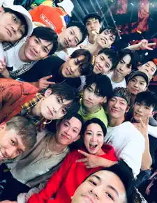 廖博对易烊千玺做叉手礼,粉丝大喊抓个必,千玺放弃陪弟弟
