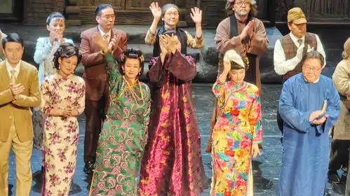 话剧四世同堂北京首演,51岁陶虹正式复出,打扮贵气风韵犹存
