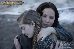 饥饿游戏2曝最新剧照劳伦斯拥抱妹妹
