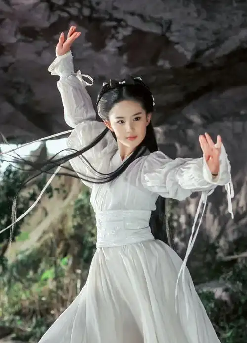 她是小龙女第一人选因片酬拒演成就刘亦菲,网友感谢不演之恩
