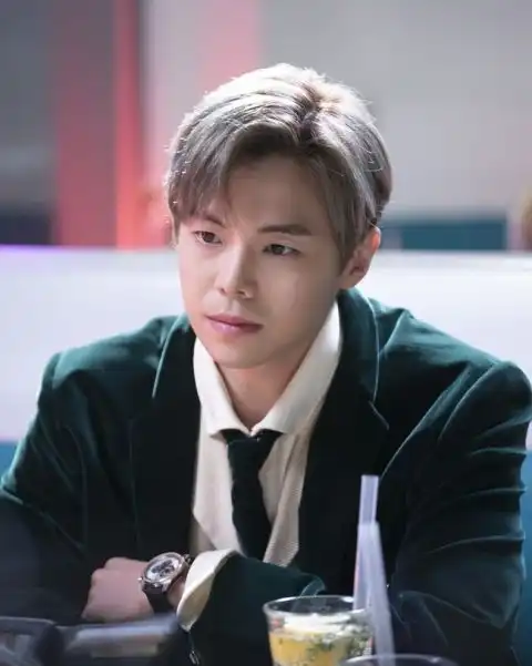 thepenthouse2罗根李朴殷硕剧照露出孤独与悲伤的眼神,他会如何进行复仇呢