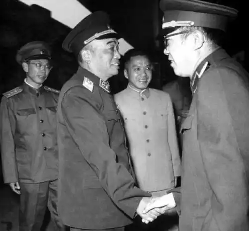 钟伟少将替彭总和黄克诚出头,被免去职务,后来怎样了