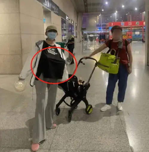 神奇女侠盖尔晒产后照一边化妆一边泵奶,用手遮挡毫不害羞
