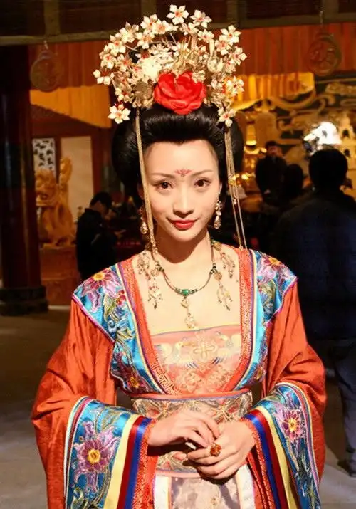 为翡翠注入热辣属性,珠宝商爱跟她合作,40岁的柳岩凭什么
