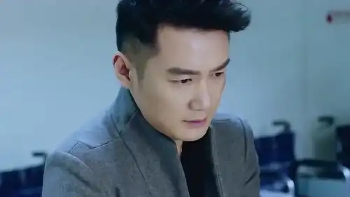 急诊科医生打架的秦宇宁被送进了急诊科,正好被殷翔看到了