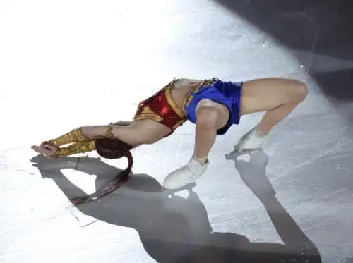 特鲁索娃道别不满冬奥银牌哭花妆容,变身神奇女侠展示蟹步被赞