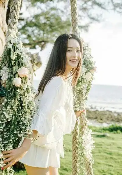 搞笑gif趣图姑娘许愿不容易啊,这蜡烛估计是有了自己的想法了吧