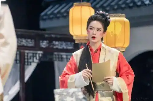 戚薇神还原石榴姐,两坨腮红配爱心嘟嘟唇,不丑反而超可爱
