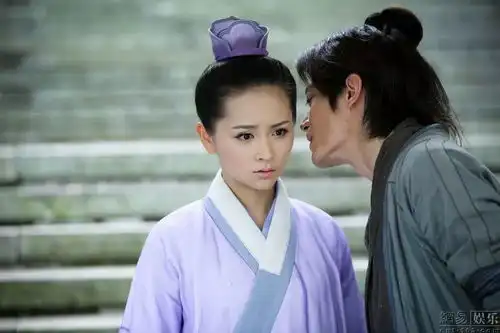 她扮得了呆萌教师,演得了腹黑贵妃,年纪轻轻却被富二代骗感情生下孩子......