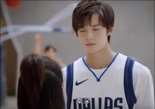 这个离开滤镜就很路人的小花到底谁在捧演了近十个女主还没水花