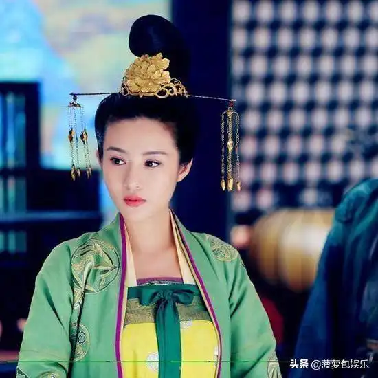 她出道就被姑父捧为女主,姑父另结新欢后,她沦为18线演员
