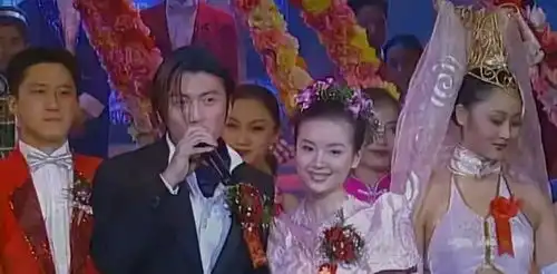 16岁登春晚,因金粉世家一举成名,如今跌下神坛她做错了什么
