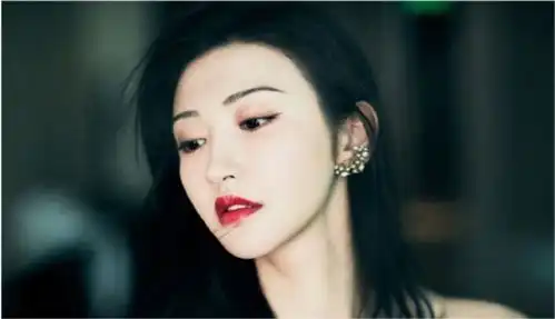 司藤听刘宇宁唱歌被中止,景甜连发11条评论,一个歌手熬两家粉丝