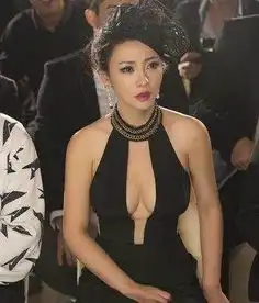 柳岩久违的性感包终找回,罕见造型扮演美艳贵妇,性感撩人
