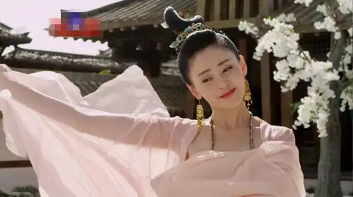 古装剧里那些伴随片片花瓣飘落翩翩起舞的美女,是景美还是人更美
