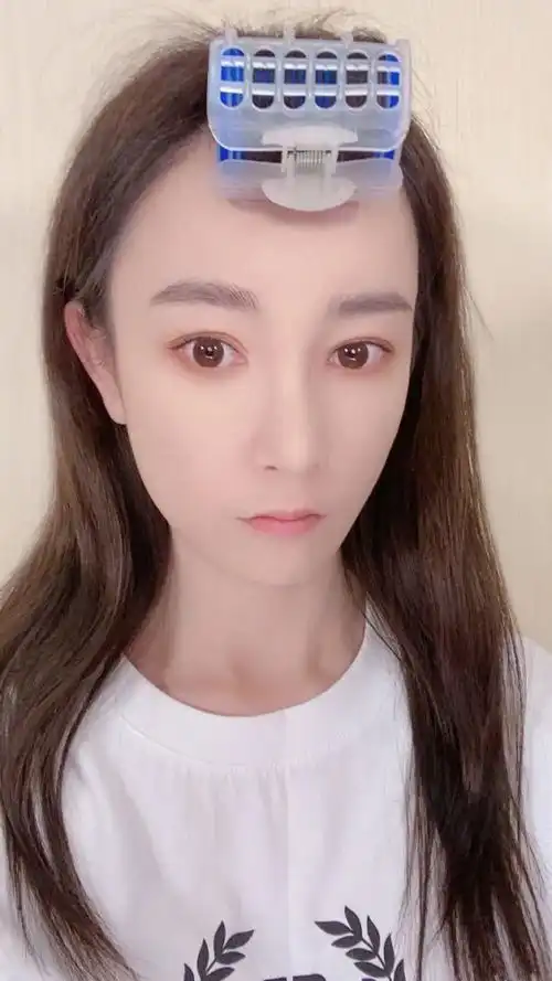 张檬晒美照波浪卷发配樱桃唇女人味十足