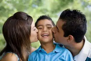 朋友圈发母亲下跪照,背后隐藏着教育缺失,网友不值得同情
