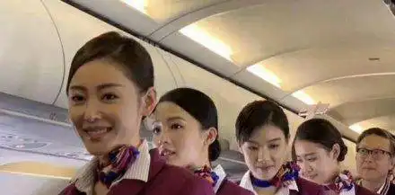 中国机长首映礼张天爱李沁穿空姐制服太美了你觉得如何
