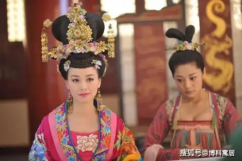 头顶十斤发髻如何优雅有人搞笑违和,最后两位却美成经典
