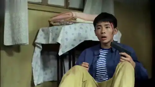 爱情侄子偷枪不小心走火,直接把姑姑吓晕了,小命都差点没了
