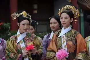 甄嬛传神奇的赏花剧照,左边妃嫔笑到最后,右边全部提前下线