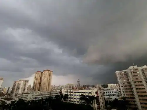 黄色预警海口发布雷雨大风信号,风力达79级

