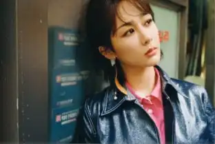 近日著名演员杨紫身着ckcalvinklein秋冬新款现身首尔街拍
