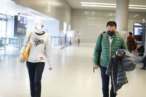 李小冉和老公罕见合体,穿情侣造型秀恩爱,徐佳宁贴心帮拿外套