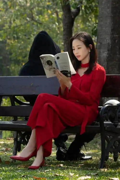 张钧甯唐人街探案造型惊艳,长发红裙妖艳魅惑,眼神杀太美艳