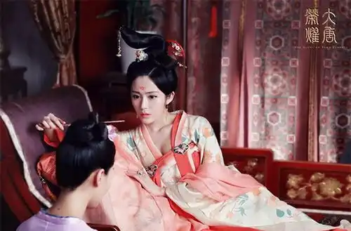 爱的二八定律汤晶媚粉色职业装出场,跟大唐荣耀完全两个样子
