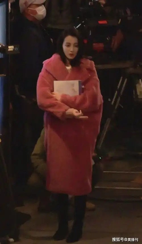 热巴新剧路透,字母毛衣叠加同色披肩,看穿搭又是一部时尚剧