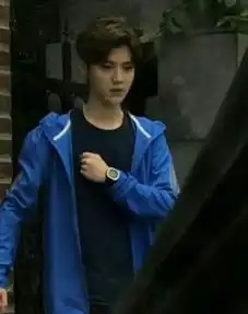 鹿晗新剧甜蜜暴击片场照曝光关晓彤长腿站旁边
