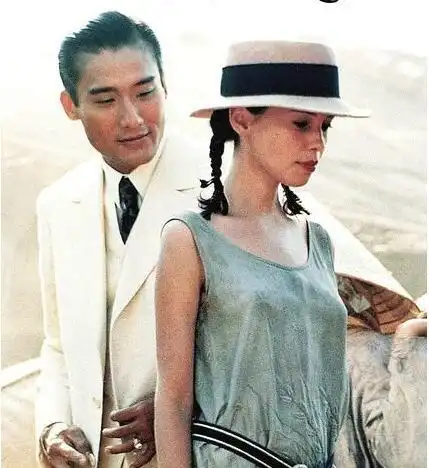 61岁梁家辉和妻子海边举止亲密,共同走过30年成娱乐圈佳话