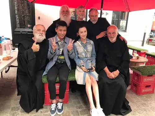 组图恋爱先生比利时直播李乃文变网红主播
