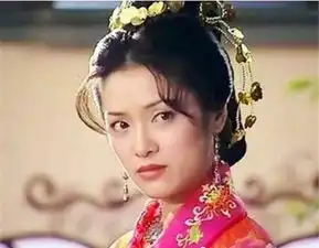 明明长着一张美人脸,却偏偏要演丑女,赵丽颖秒变猪刚鬣
