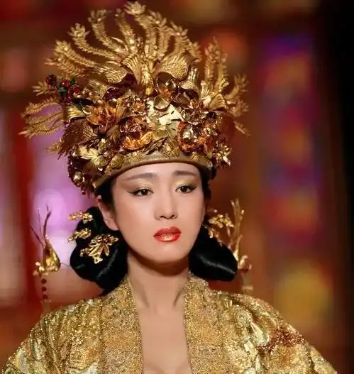 张艺谋眼中的六角脸美女,巩俐端庄,章子怡艳丽

