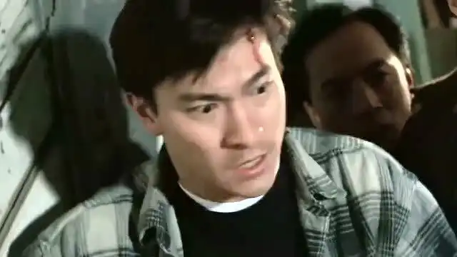 电影吴倩莲用杯子砸破刘德华的头,这是摸到老虎屁股了啊
