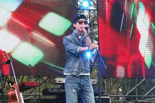 陈楚生献唱北京摇滚跑音乐节大秀吉他惹尖叫连连
