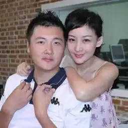 孙楠罕见晒出一家四口同框照,一起包饺子,女儿与继母相处很融洽
